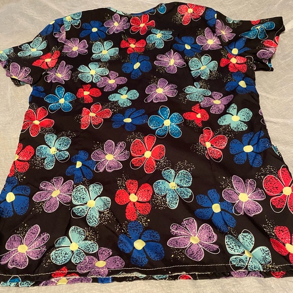 Colorful flower scrub top - Picture 2 of 2